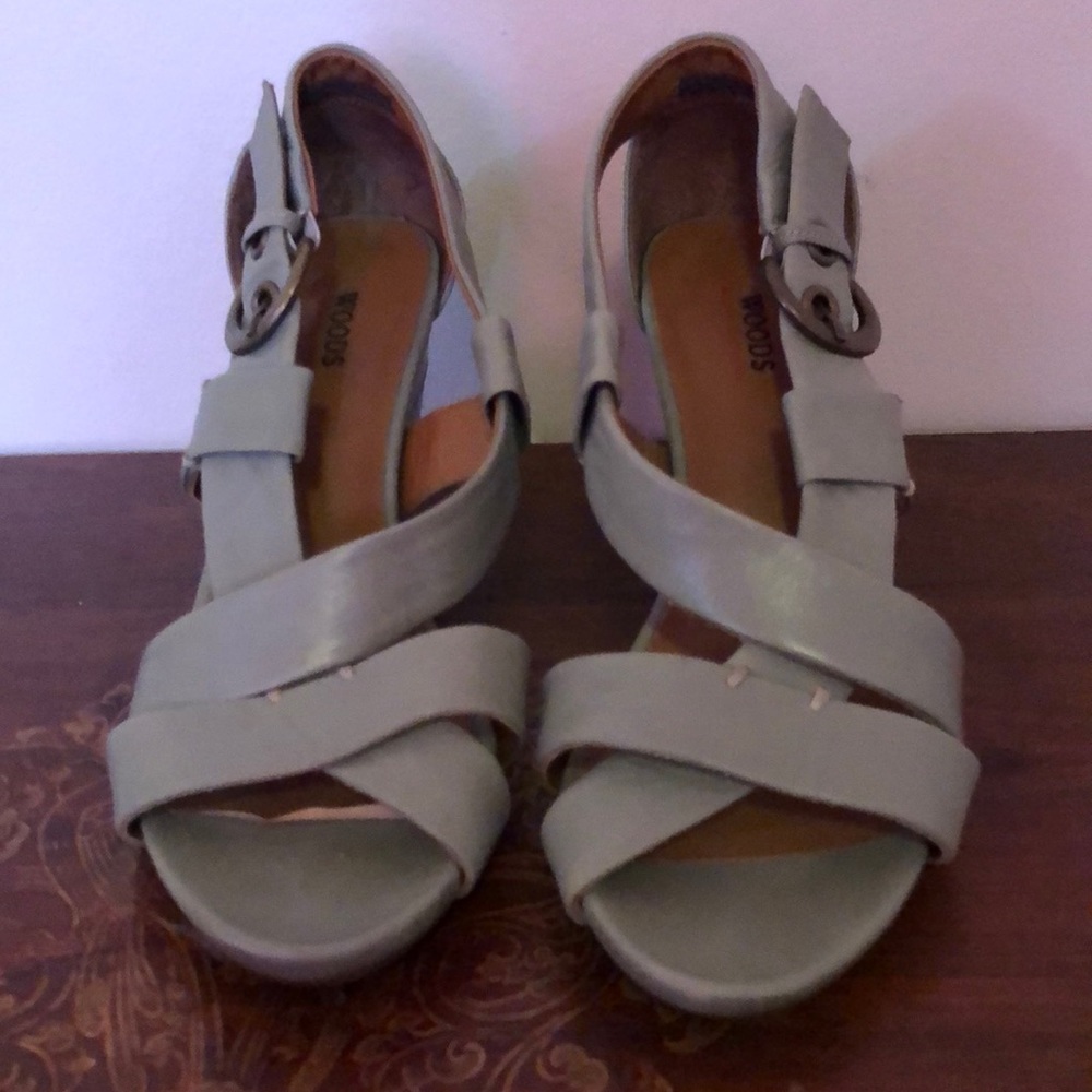 Shoe, this more like very light green